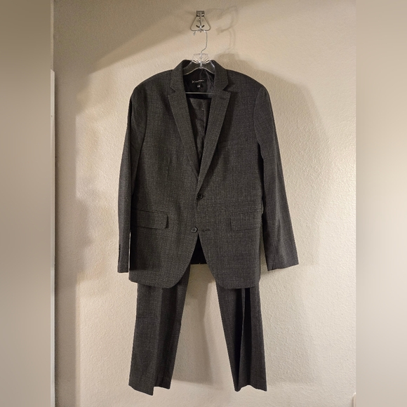 Brand New Men's Suits. Blazer Size Large Pants Size 34W X 32L PLUS Two Free Tie